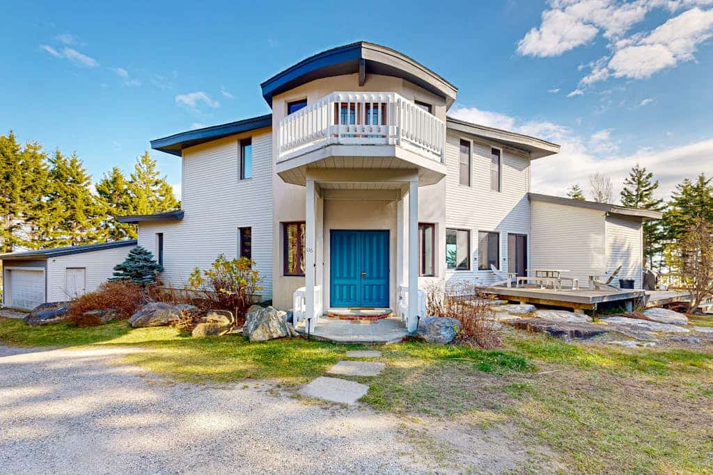 Private Oceanfront Home -- 2 Fireplaces, 4 Decks & Grill, Dog-friendly