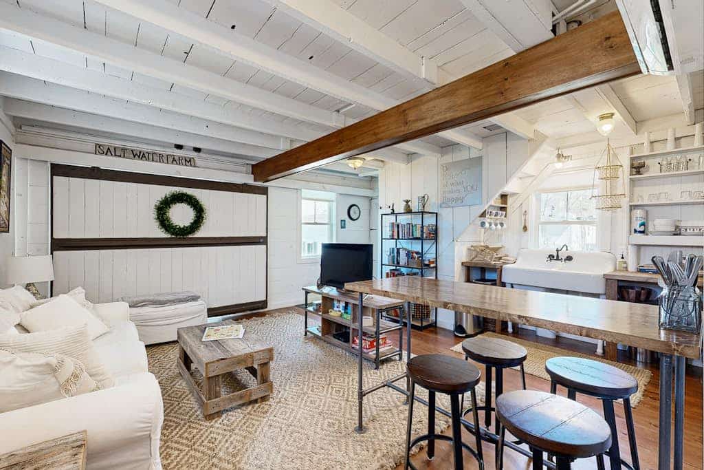 Bayside Barn- Iconic downtown retreat with firepit & fireplace- walk to Harbor Footbridge
