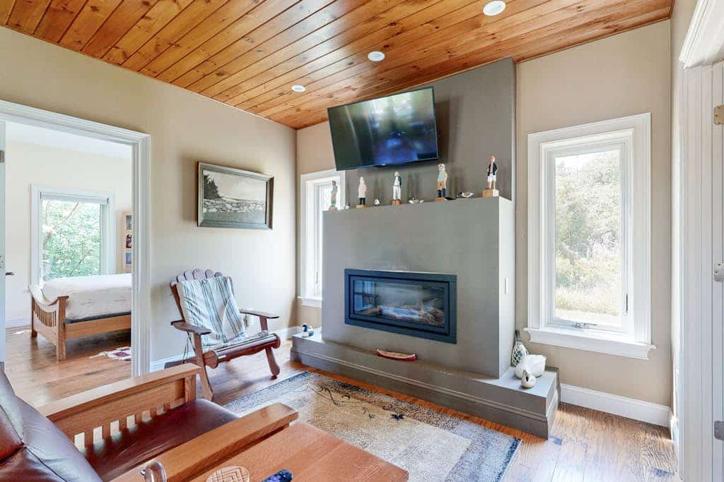 Dog-friendly home with WiFi, washer/dryer, & shared dock