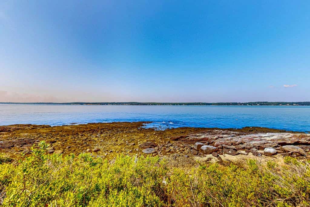 Beachfront Delight with detached guesthouse, private beach access, Dog-friendly