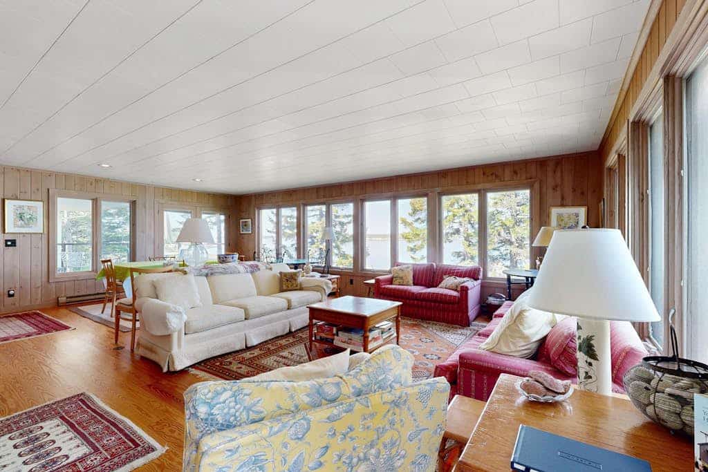 Beachfront Delight with detached guesthouse, private beach access, Dog-friendly