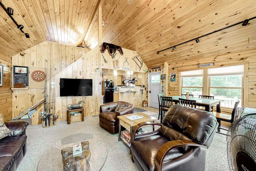 Lucky Lakefront Log Cabin