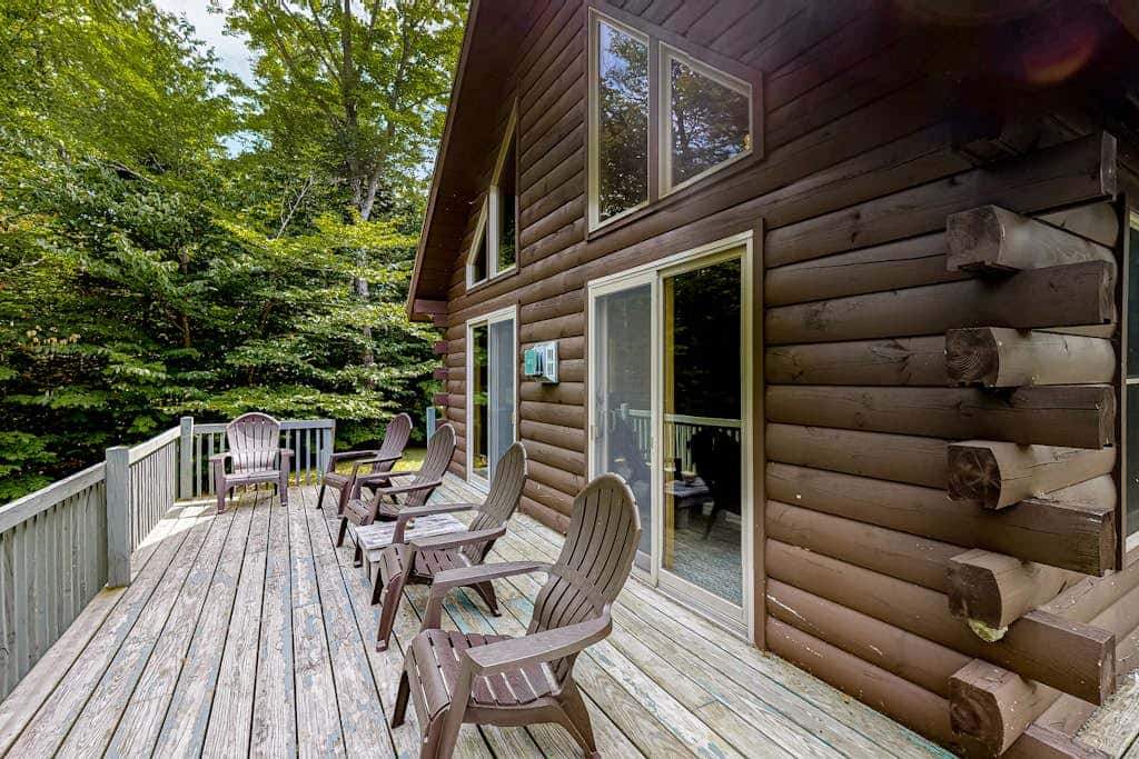 Lucky Lakefront Log Cabin