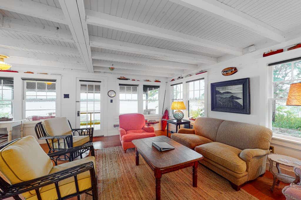 Waterfront dog-friendly cottage with amazing views, deck, grill, & washer/dryer