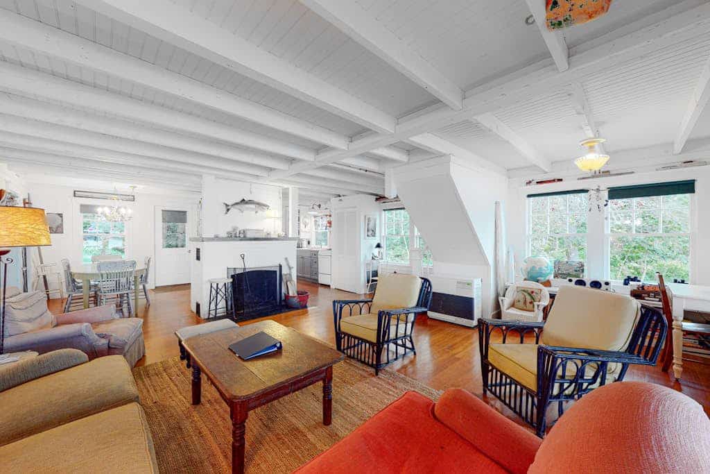 Waterfront dog-friendly cottage with amazing views, deck, grill, & washer/dryer
