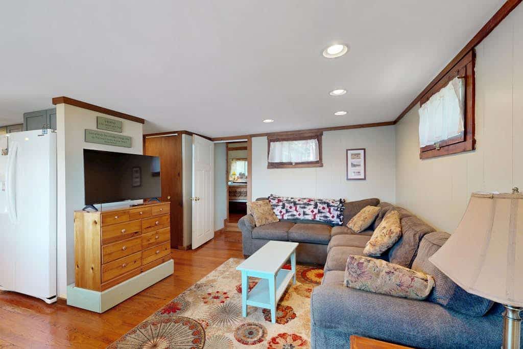 Secluded lakefront cottage great views, dock & boat launch