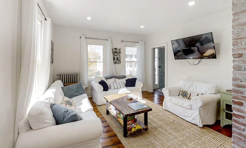 Boothbay Cottage- Coastal home with new, full kitchen, walkable downtown location