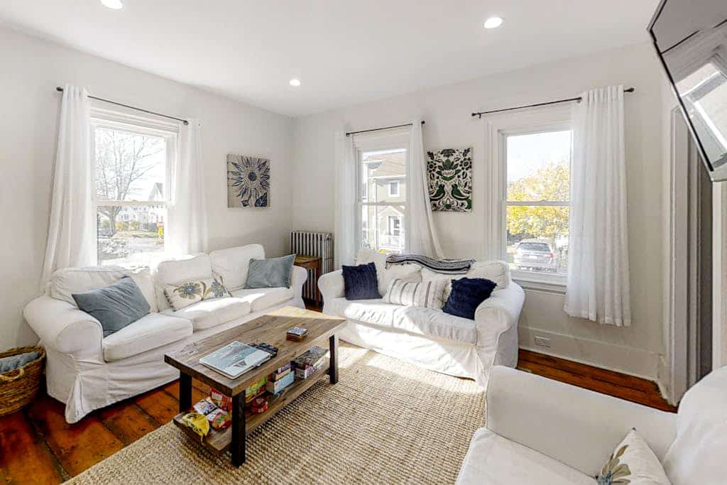 Boothbay Cottage- Coastal home with new, full kitchen, walkable downtown location