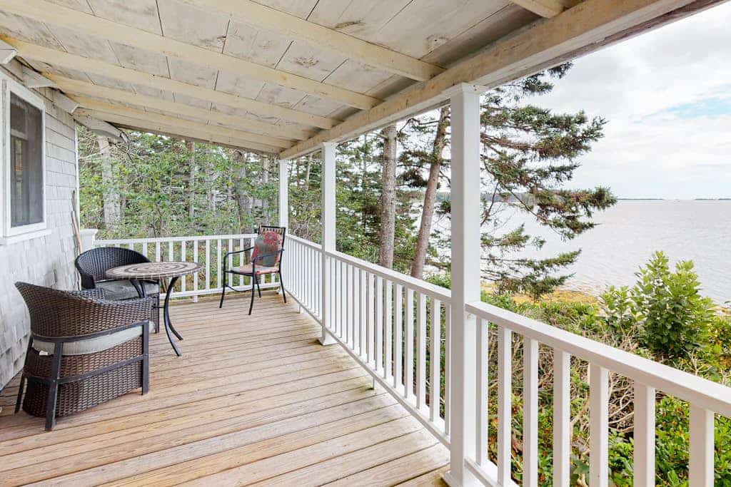 Dog-friendly oceanfront cottage with views