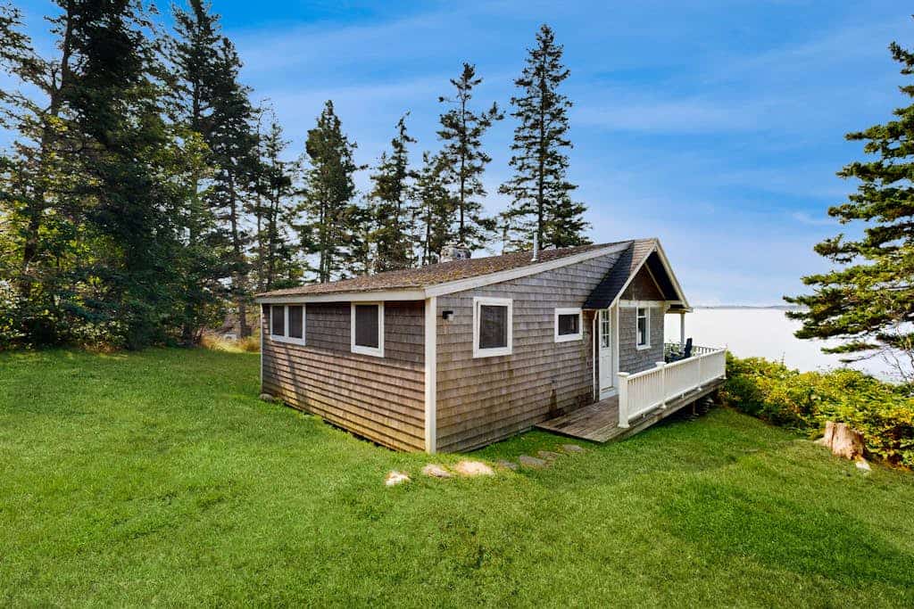 Dog-friendly oceanfront cottage with views