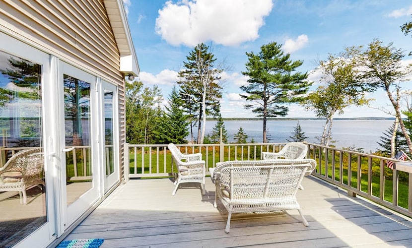 Dog-friendly, bayfront home w/rocky beach, full kitchen, washer/dryer & firepit