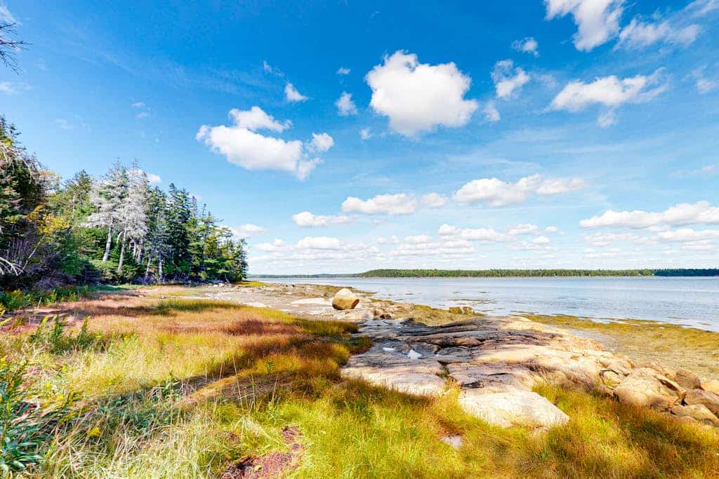 Dog-friendly, bayfront home w/rocky beach, full kitchen, washer/dryer & firepit