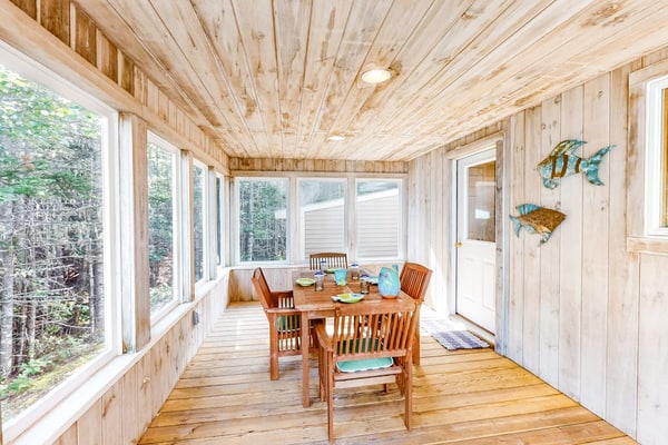 Dog-friendly, bayfront home w/rocky beach, full kitchen, washer/dryer & firepit