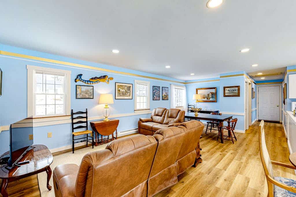 Blue Lagoon Escape Unit-B- duplex home with a large yard, deck, WiFi, & ideal Midcoast location
