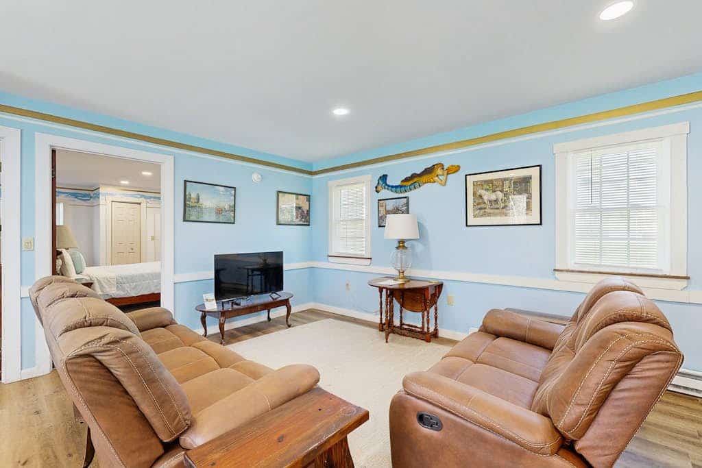 Blue Lagoon Escape Unit-A Charming, single-level with a full kitchen, fast WiFi, & grassy yard