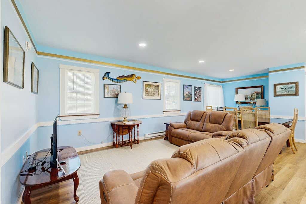 Blue Lagoon Escape Unit-A Charming, single-level with a full kitchen, fast WiFi, & grassy yard