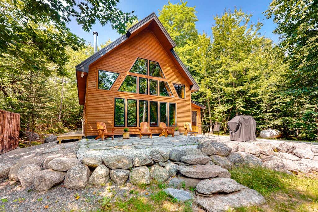 Lazy Lumberjack Cabin - tranquil home with sauna & forested views
