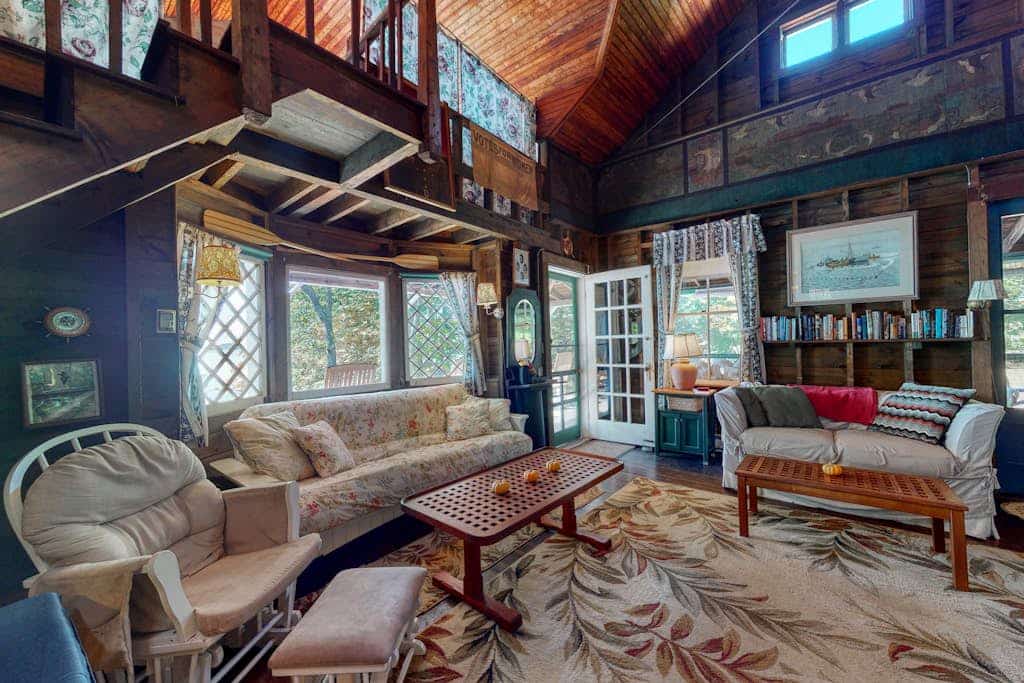 Spacious Waterfront Estate & Cabins W/ Porch, Fireplace, Kayaks & Free WiFi