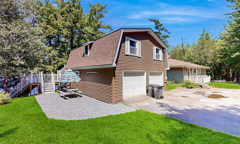Charming Lakefront Apartment with Deck, Patio and BBQ Grill