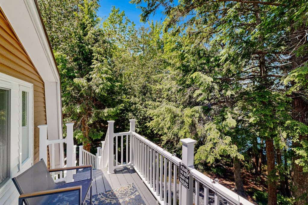 Charming Lakefront Apartment with Deck, Patio and  BBQ Grill