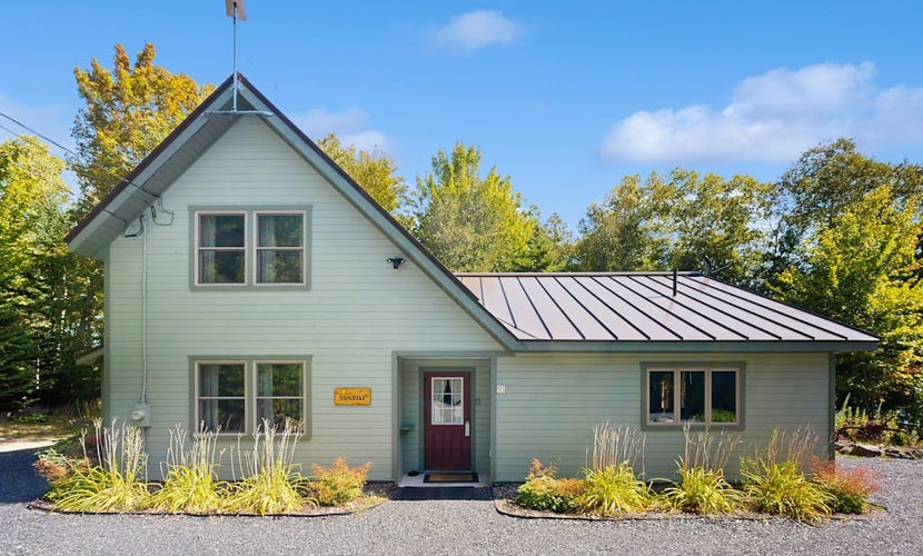 10-acre waterfront hideaway with kayak, private dock on Prong Pond & firepit