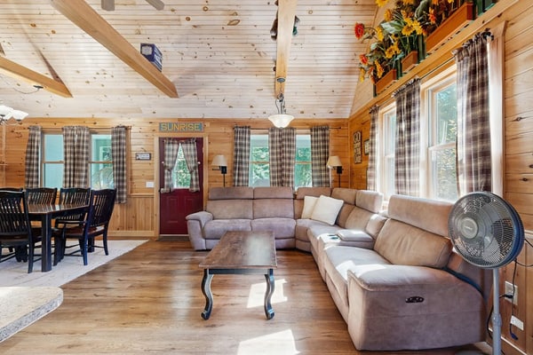 10-acre waterfront hideaway with kayak, private dock on Prong Pond & firepit