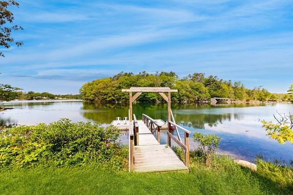 Coveside Carriage House- Brand new apartment with furnished deck, fast WiFi, dock, & water views