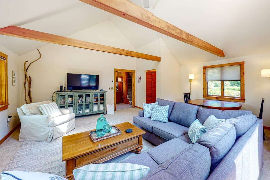 Dog-friendly beach house with WiFi, private washer/dryer, deck, beautiful views
