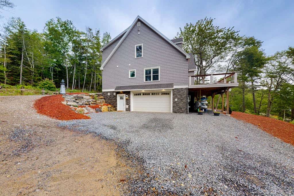 Lobster Shack: Luxurious waterfront home with deck, firepit, hot tub, fireplace, & pool table