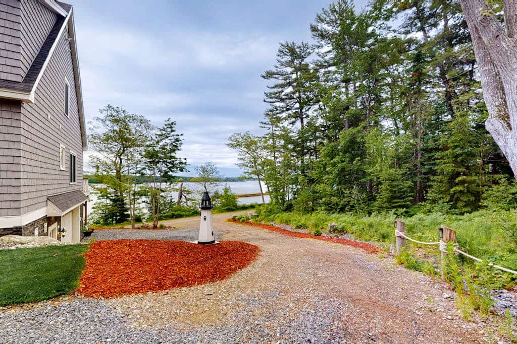 Lobster Shack: Luxurious waterfront home with deck, firepit, hot tub, fireplace, & pool table