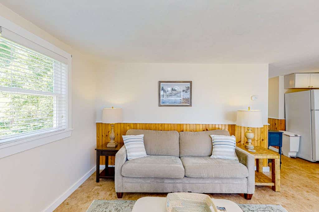 Barrett's Watch Apartment- Oceanfront with deck, views of Lobster Cove & firepit - walk to town