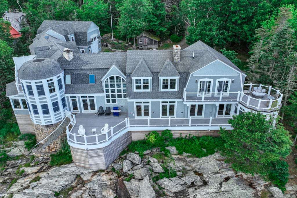 Spectacular oceanfront retreat with amazing views, sunroom & washer/dryer
