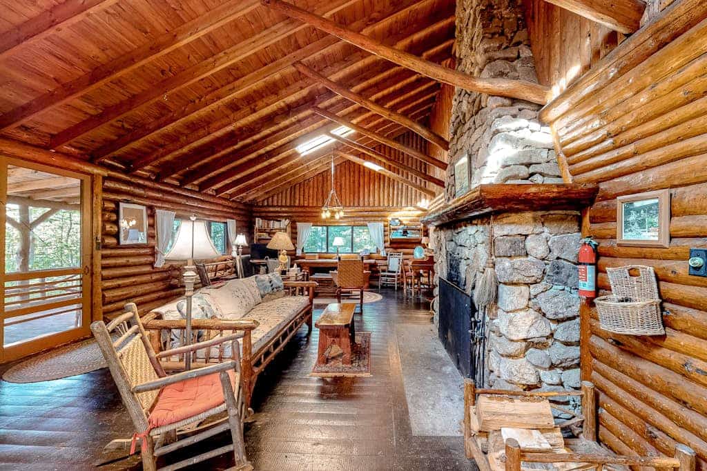 Stunning log cabin with fireplace & nature views - near shopping & dining