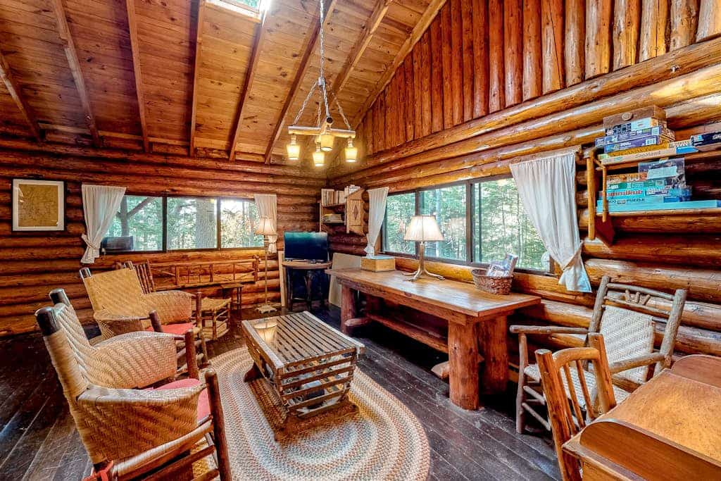 Stunning log cabin with fireplace & nature views - near shopping & dining