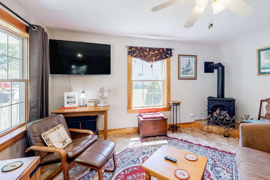 Two-story home steps from Laite Beach - stroll to the harbor, 1 dog welcome