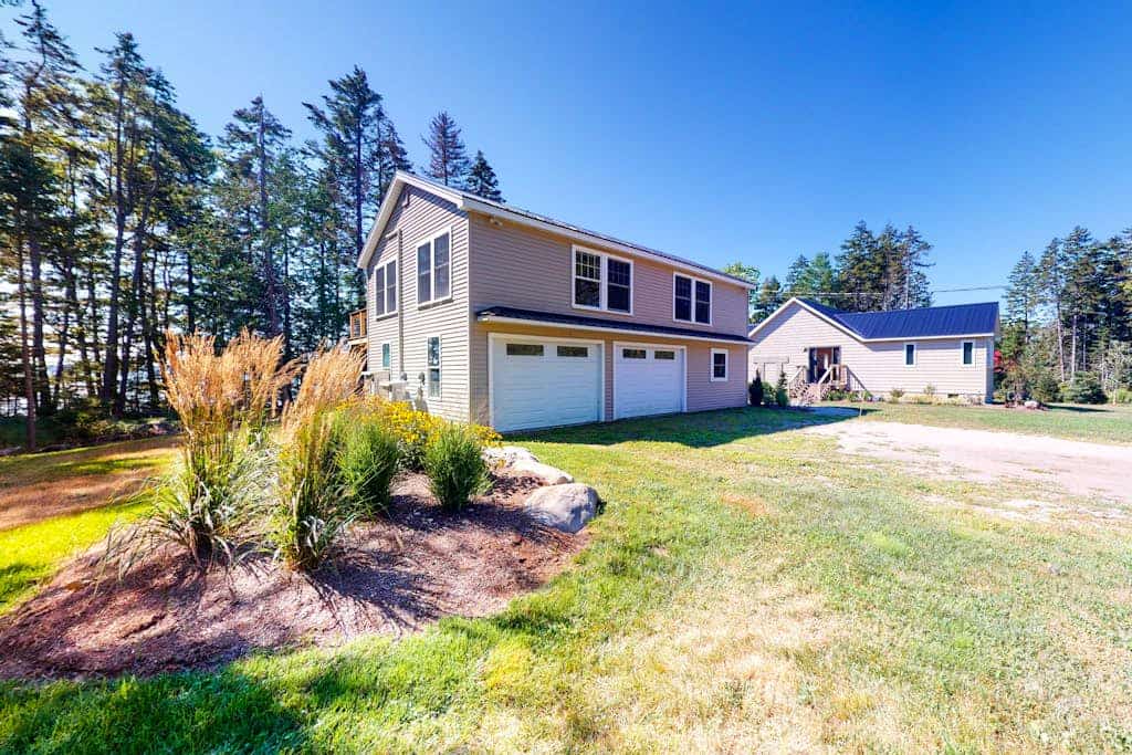 La Vita Semplice- Newly-built waterfront home with fast WiFi, furnished deck, & washer/dryer