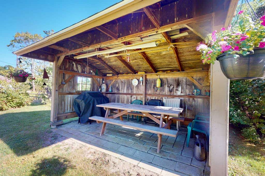 Comfortable home near the beach - dog-friendly - full kitchen & washer/dryer