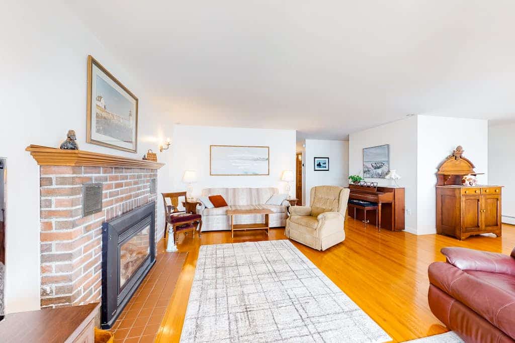 Waterfront home with beautiful bay views - near shops & dining
