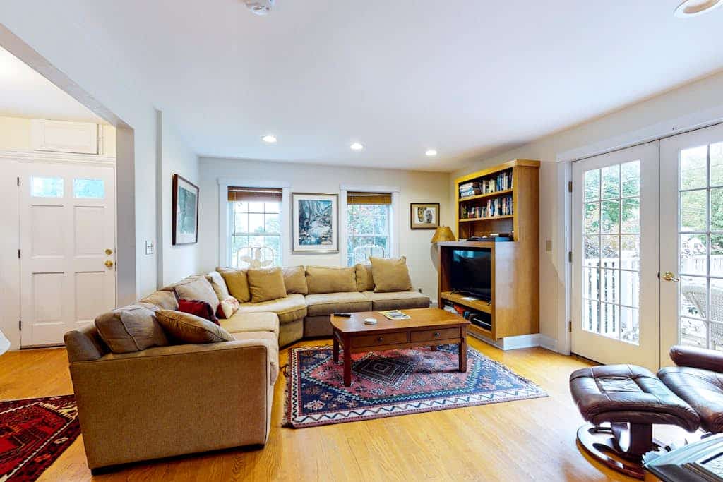 Gorgeous water-view home & attached apartment
