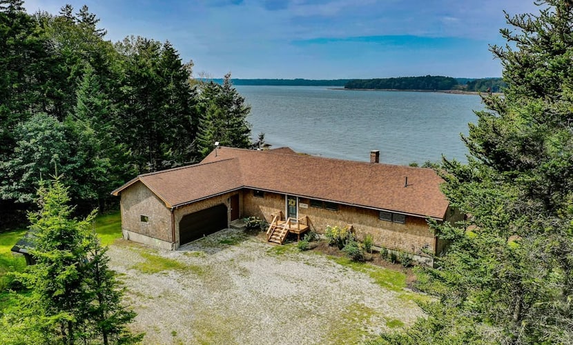 Renovated oceanfront home with stunning view & pebbly beach - snowbird-friendly