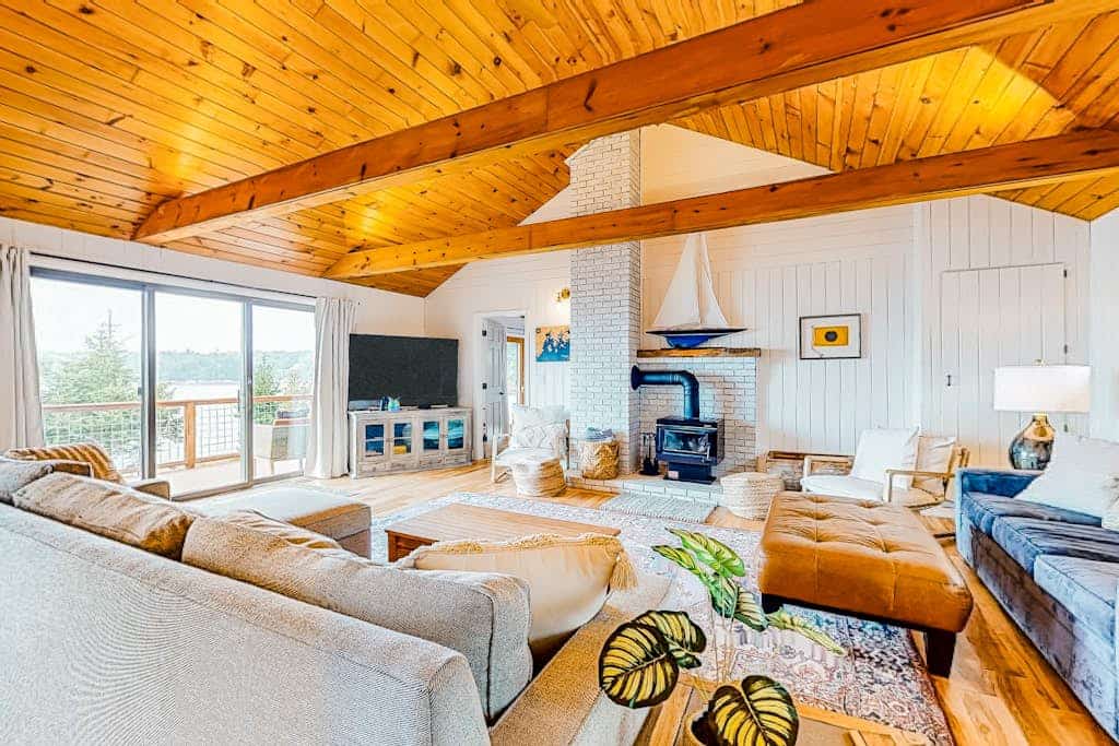Renovated oceanfront home with stunning view & pebbly beach - snowbird-friendly