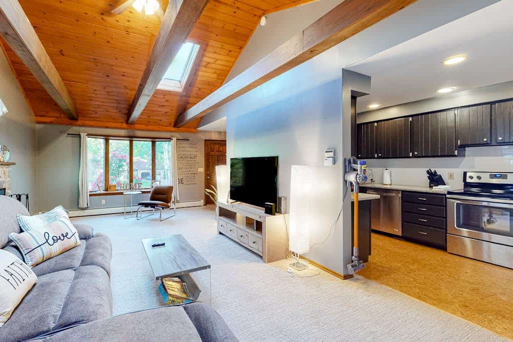 Tree-lined home with screened porch & perfect Midcoast location
