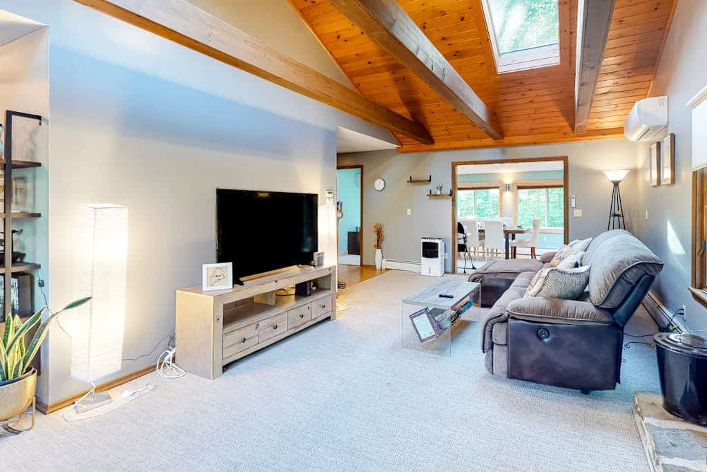 Tree-lined home with screened porch & perfect Midcoast location