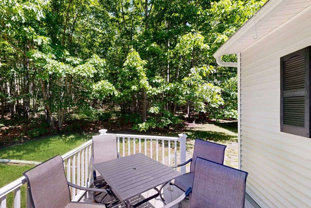 Peaceful home with forest views & great yard - minutes to town