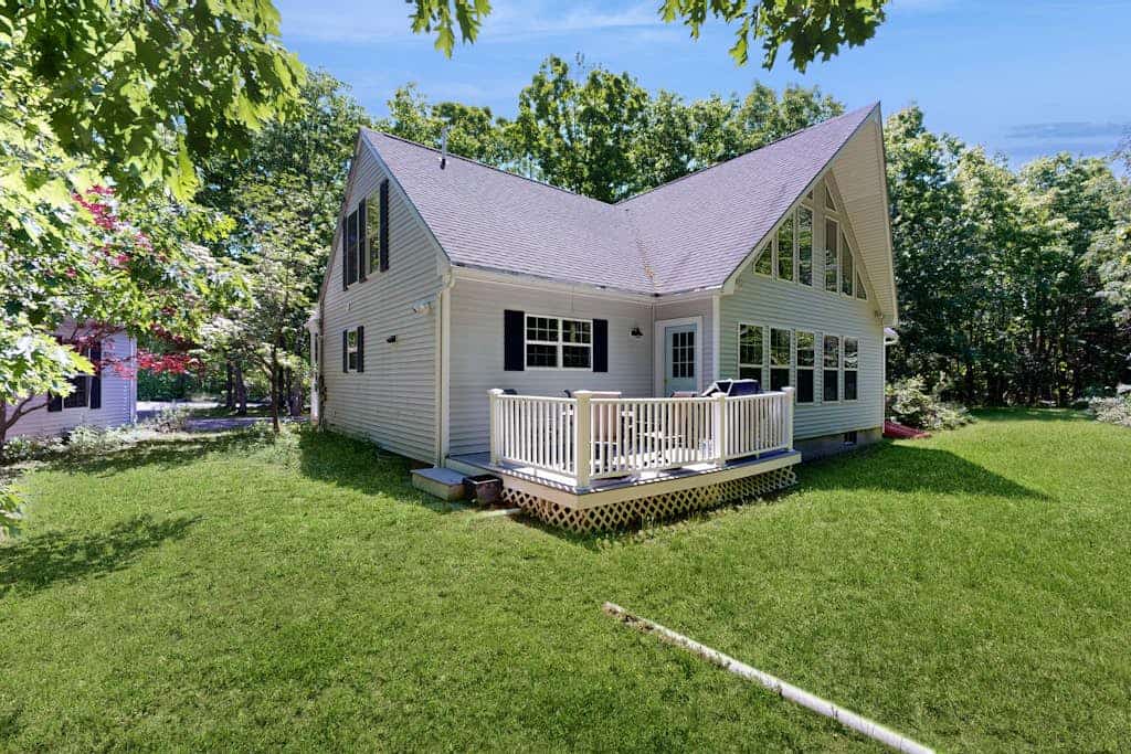 Peaceful home with forest views & great yard - minutes to town