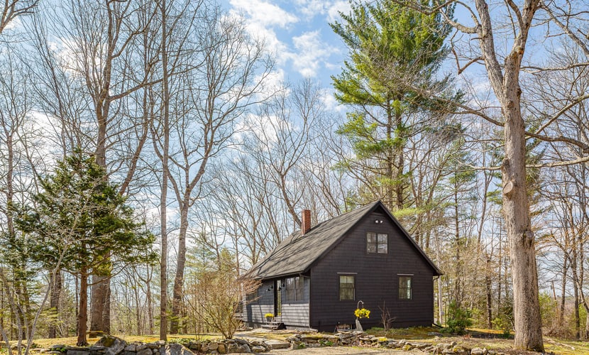Renovated woodland home with lovely deck & firepit - minutes to Swan Lake