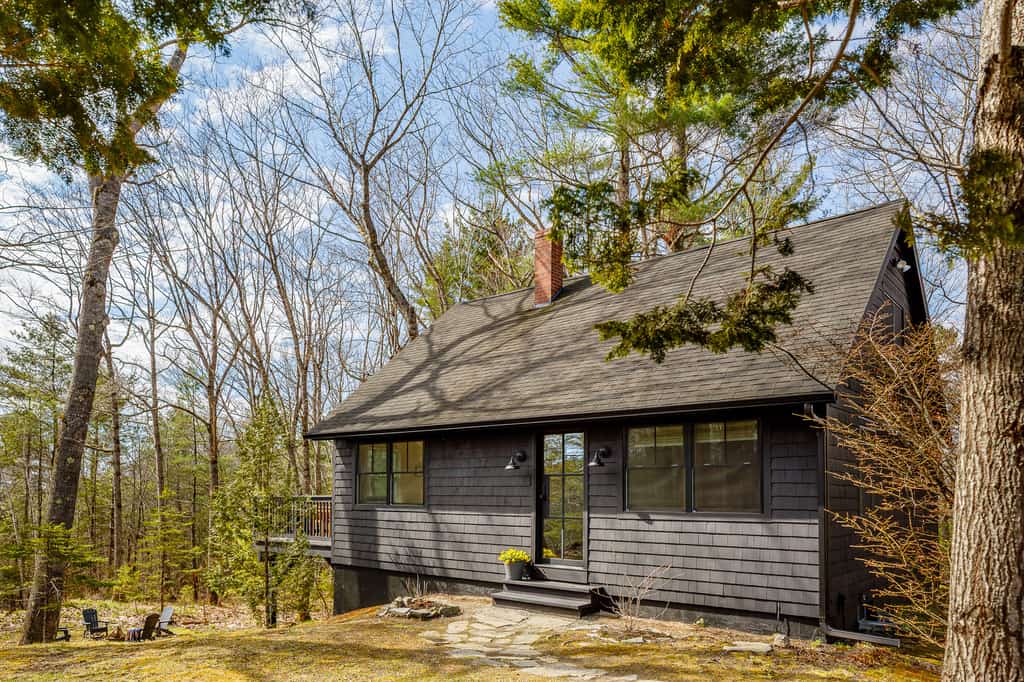 Renovated woodland home with lovely deck & firepit - minutes to Swan Lake