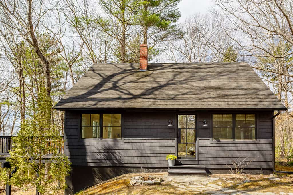 Renovated woodland home with lovely deck & firepit - minutes to Swan Lake