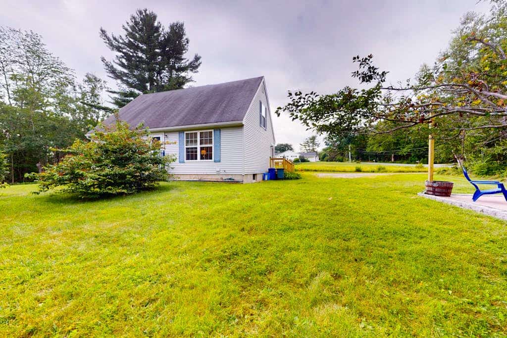 Serene home with a deck, grill, firepit, board games, washer/dryer, & mtn views
