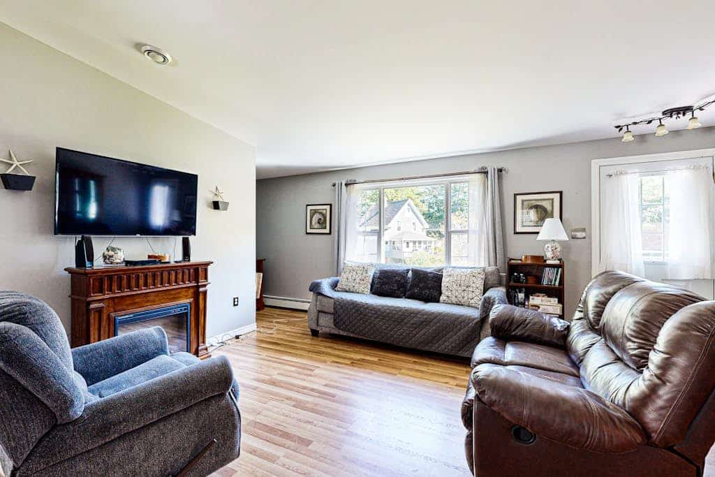 Charming cottage near the beach with balcony, deck, grill, fireplace - dogs OK